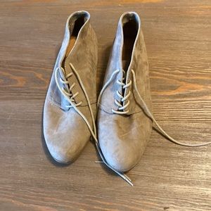 Tan lace up flat shoes